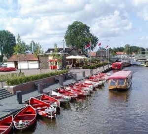 Fluisterbootje op een rij in Giethoorn
